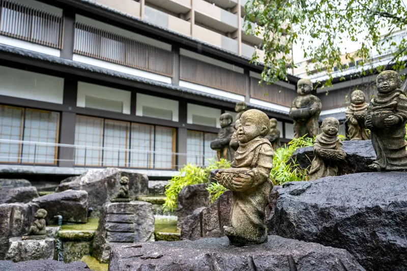 Rokkakudo Temple - Stone Statue - Rain