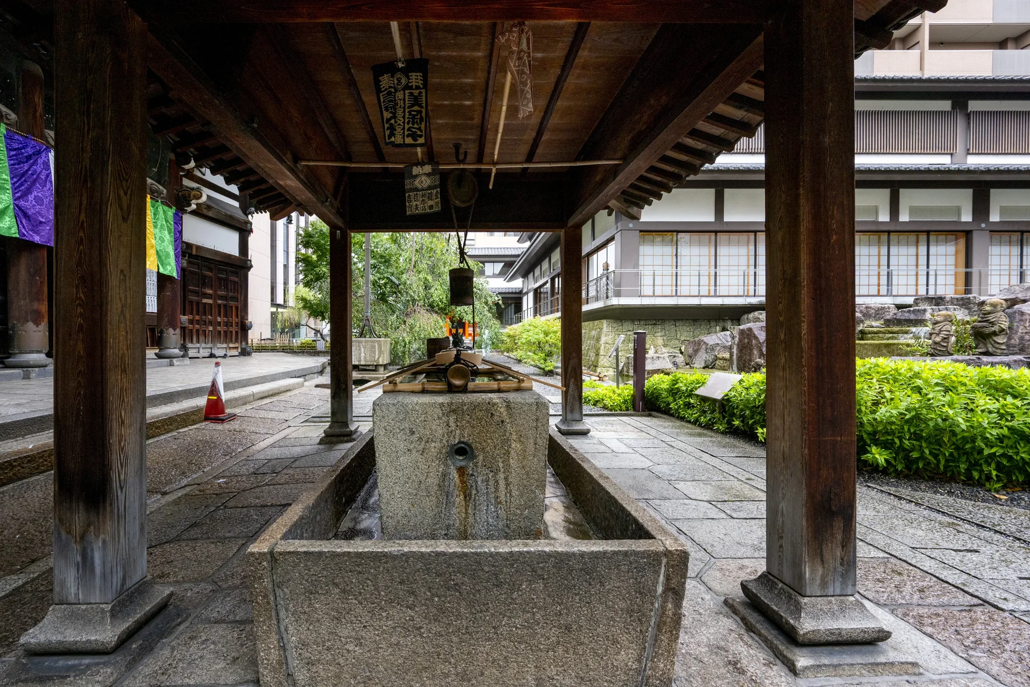 Rokkakudo Temple - Purification Fountain - Rain